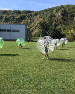 Incearca cea mai noua experienta: Bubble soccer 