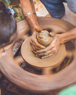 Un week-end intr-un castel medieval unde vei invata sa modelezi ceramica de Cucuteni 