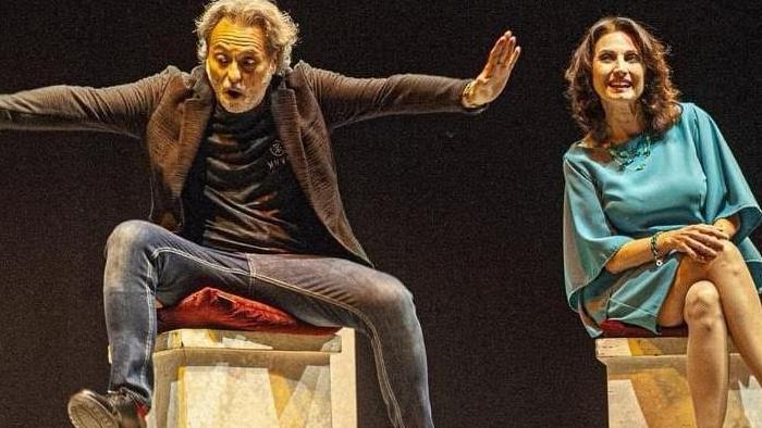 Quando l’amore fa famiglia: al Teatro delle Muse arriva “Figlio di Famiglia”, la commedia che abbatte i pregiudizi con l’ironia