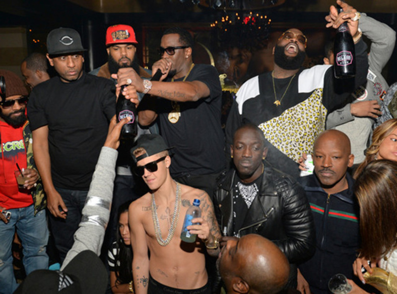 ¡Justin Bieber se quedó sin camisa en una fiesta!