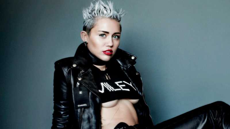 Miley Cyrus posa con su cerdito en revista