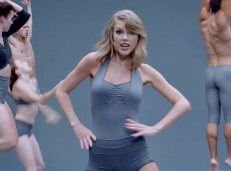 Taylor Swift tiene un estilo alucinante en "Shake it off" .