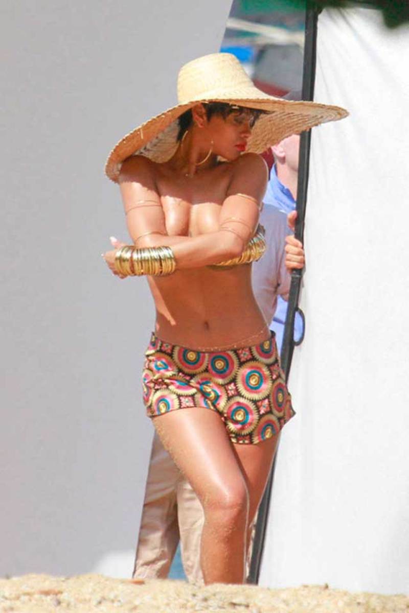 Rihanna posa con poca ropa para la revista Vogue Brasil - EXA CDMX
