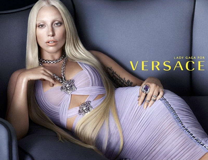 Lady Gaga es la nueva imagen de Versace