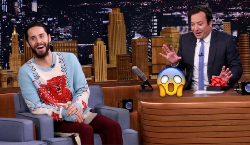 Jared Leto le dio el regalo más exótico a Jimmy Fallon en TV