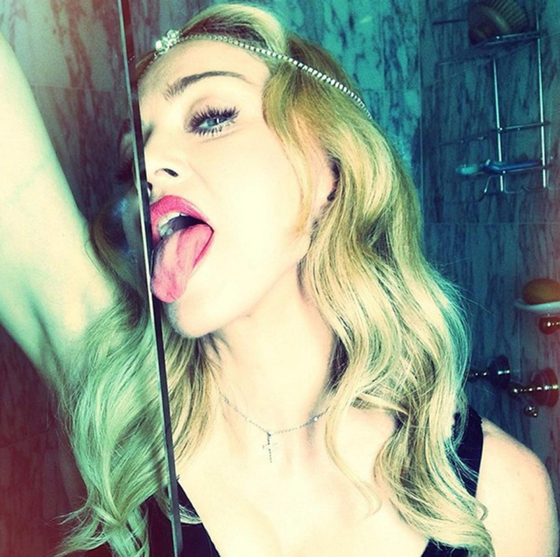 ¡Madonna limpia su casa con la lengua!