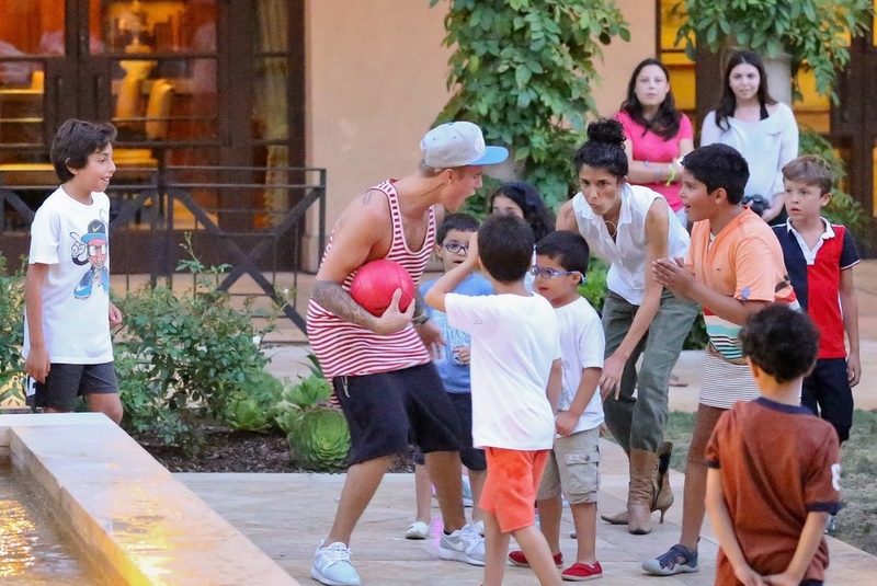 Justin Bieber practica para ser papá