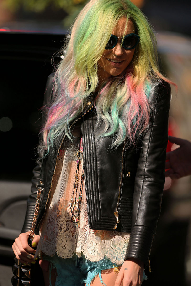 Ke$ha salió de rehabilitación con nuevo look.