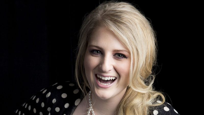 ¡El resbalón de Meghan Trainor!