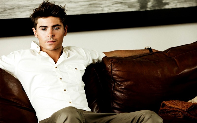 Zac Efron y su hermano con poca ropa.