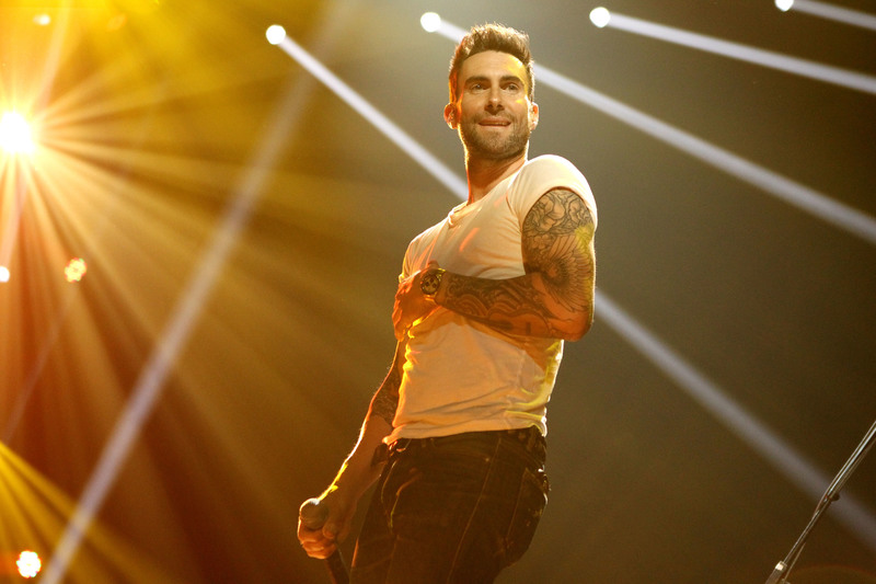 Adam Levine emboscado por una fan