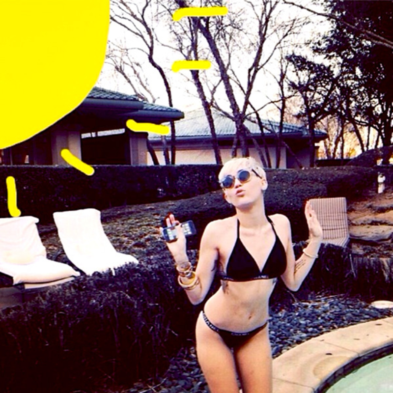 Miley Cyrus manda un candente saludo en bikini