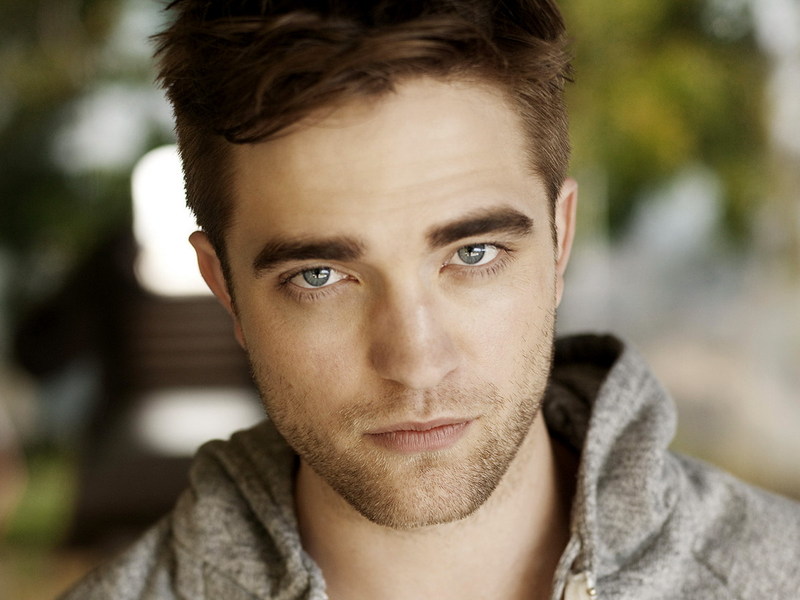 ¡Robert Pattinson dice que no tiene cama en dónde dormir!