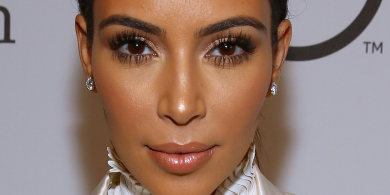 Kim Kardashian cambió radicalmente de look