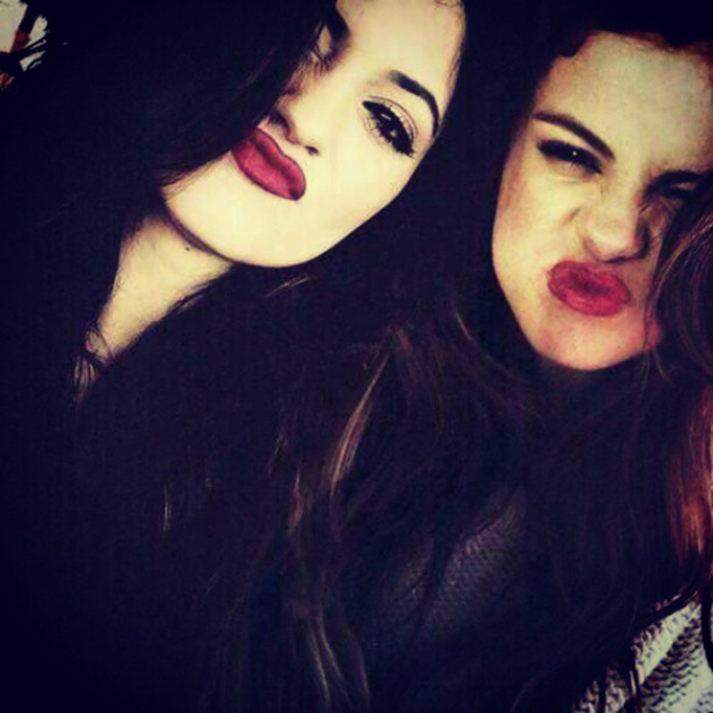 Las hermanas Jenner entre Selena Gómez y Justin Bieber