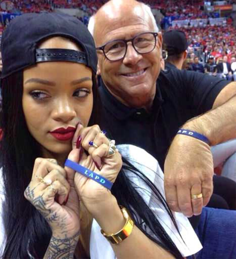 ¡Rihanna dona una gran cantidad de dinero por romper un celular!