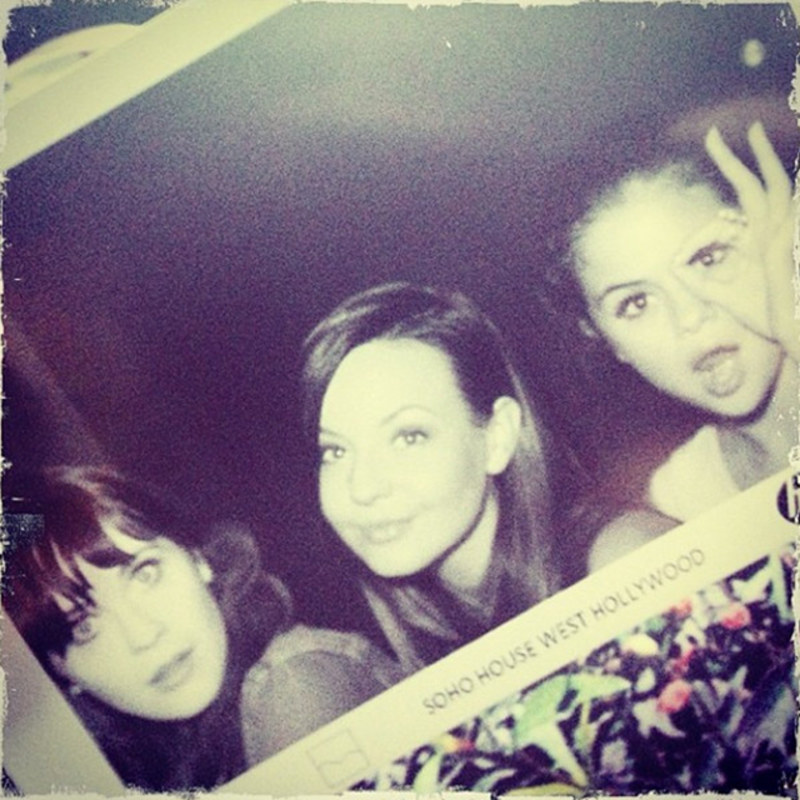 Selena Gómez sale de fiesta con Zooey Deschanel