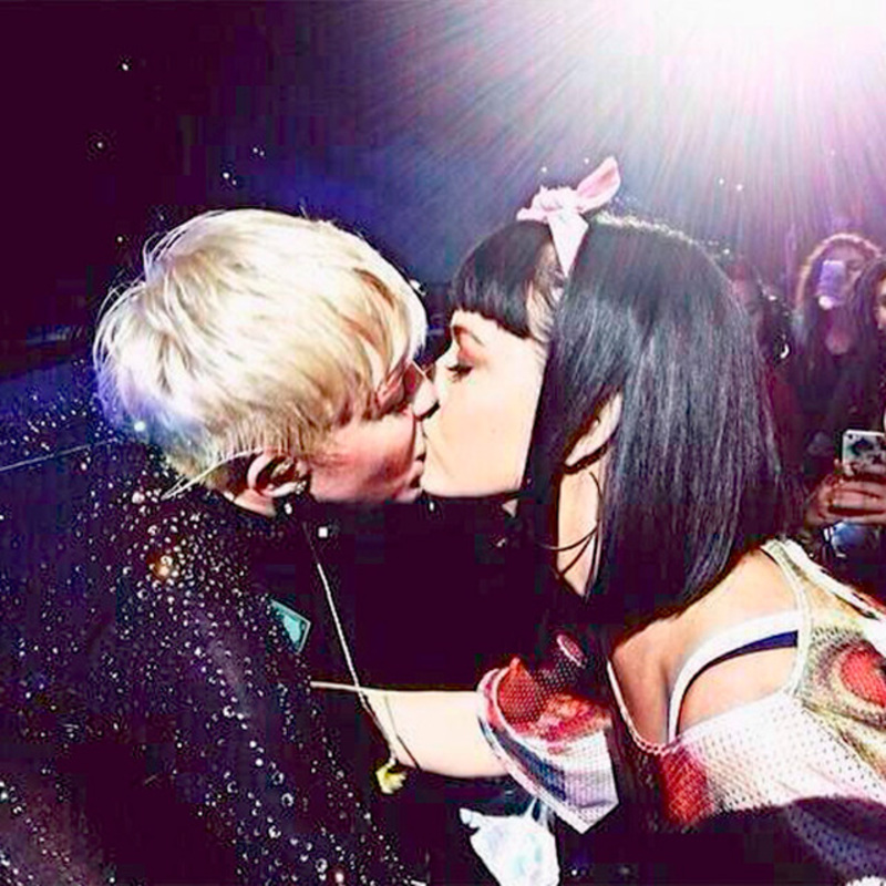 ¡Miley besa en los labios a Katy Perry!