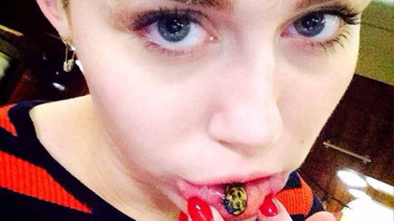 Miley Cyrus estrenó tatuaje ¡en el labio inferior!