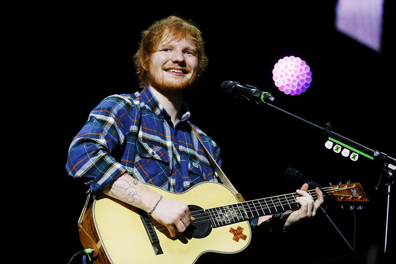 Ed Sheeran soprende una boda