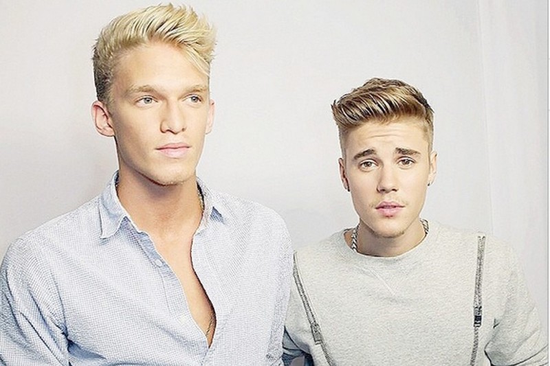 Justin Bieber y Cody Simpson sorprenden a fans