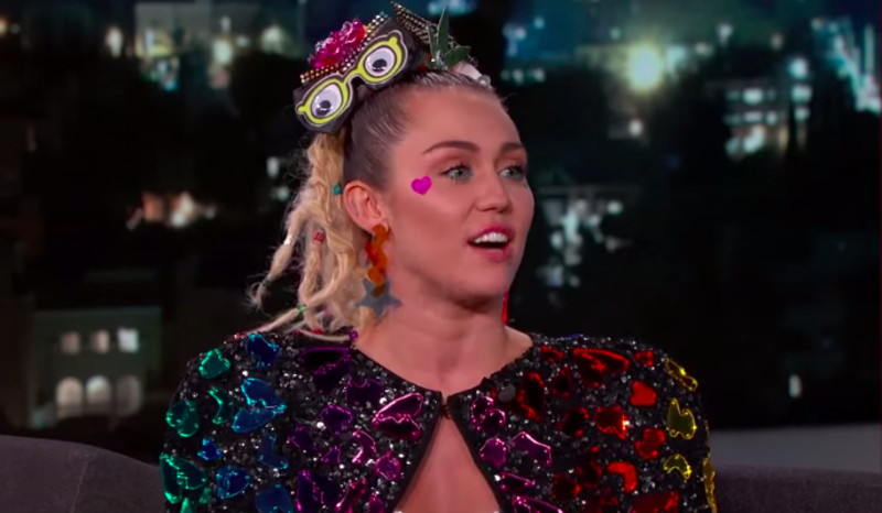 Miley Cyrus usa pezoneras en entrevista de TV