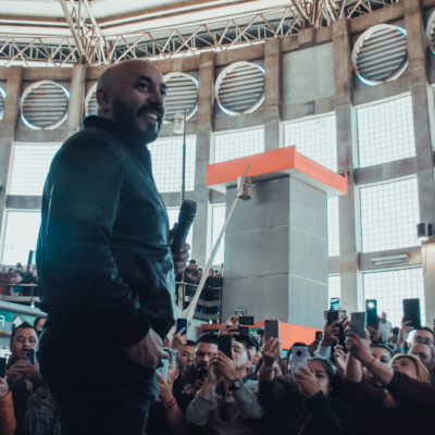 Lupillo Rivera canta en el metro de la Ciudad de México