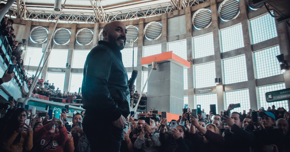 Lupillo Rivera canta en el metro de la Ciudad de México