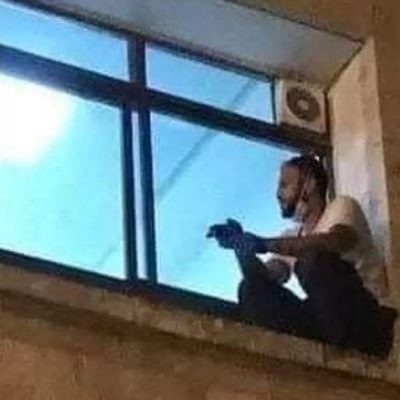 Escala hasta la ventana de hospital para ver a su madre morir por Covid-19