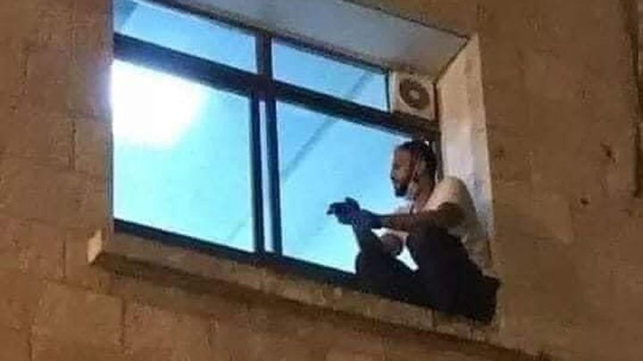 Escala hasta la ventana de hospital para ver a su madre morir por Covid-19