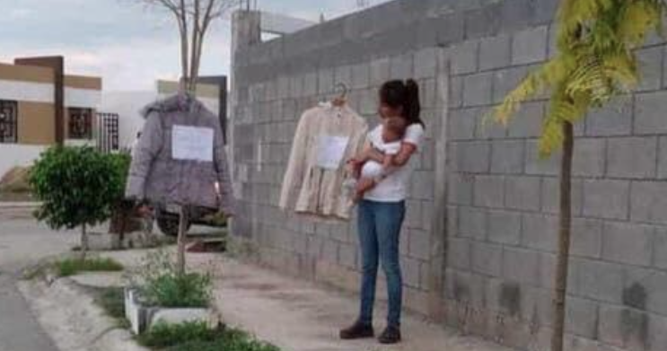 Joven madre cambia ropa por pañales para su bebé