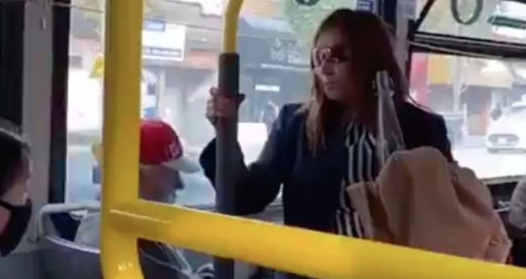 Mujer escupe en la cara a pasajero en Vancouver