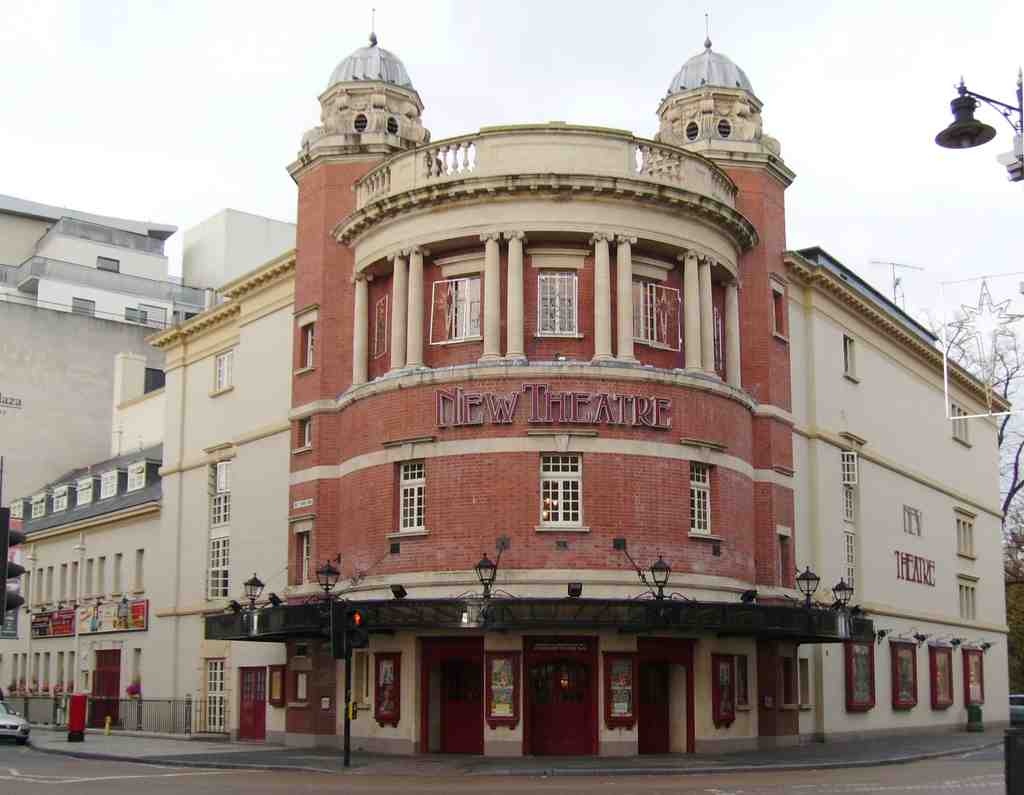 Caerdydd Audio Tour: Echoes of Historic Hearths and Modern Marvels
