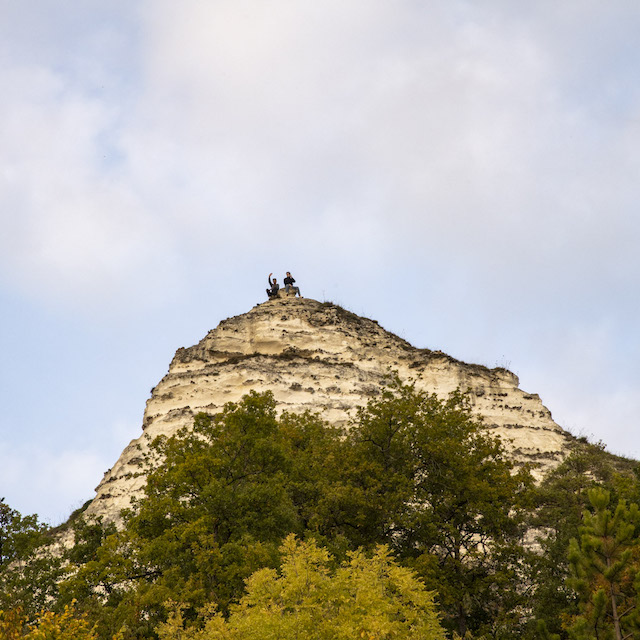 L'une des falaises calcaires sur la route entre La Roche-Guyon et Vétheuil / © Jérômine Derigny pour Enlarge your Paris