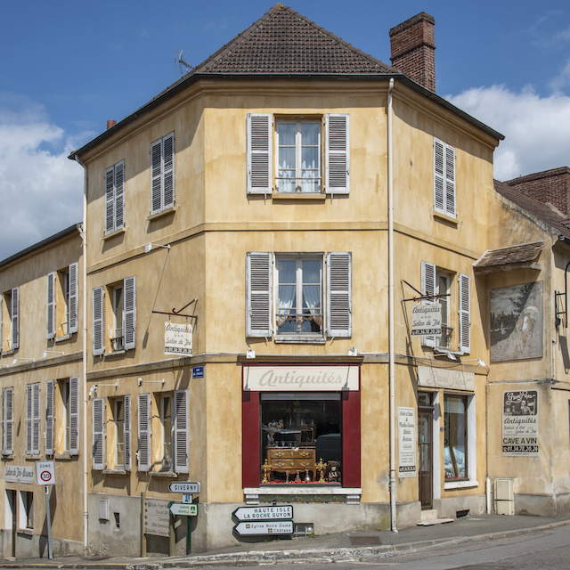 L'antiquaire-caviste-salon de thé de Vétheuil / © Jérômine Derigny pour Enlarge your Paris  