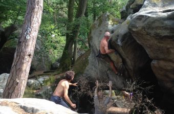 Comment j’ai appris l’escalade de bloc dans son berceau de la forêt de Fontainebleau