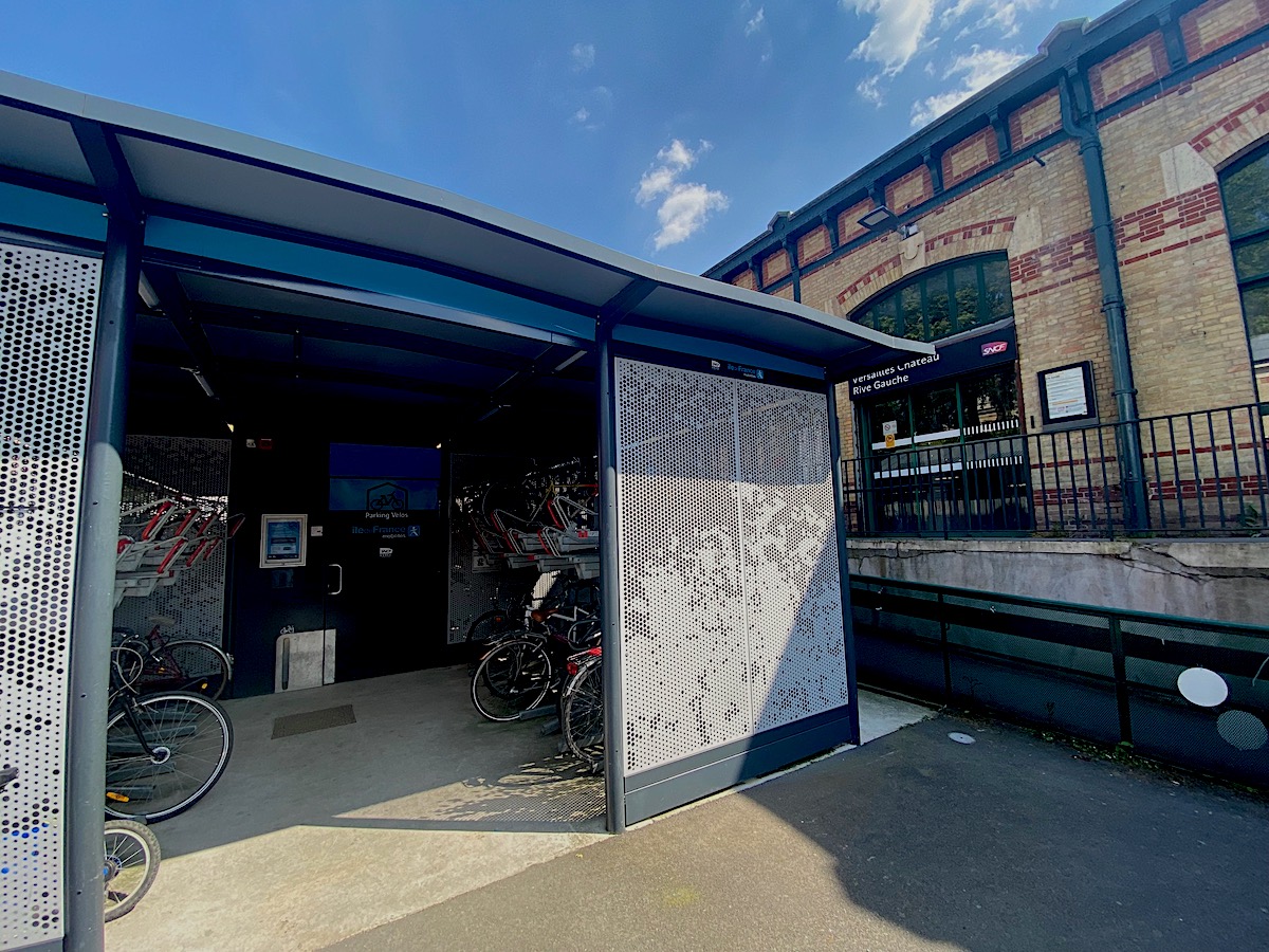 Un Parking Vélos à la gare de Versailles Château Rive gauche / © Steve Stillman pour Enlarge your Paris