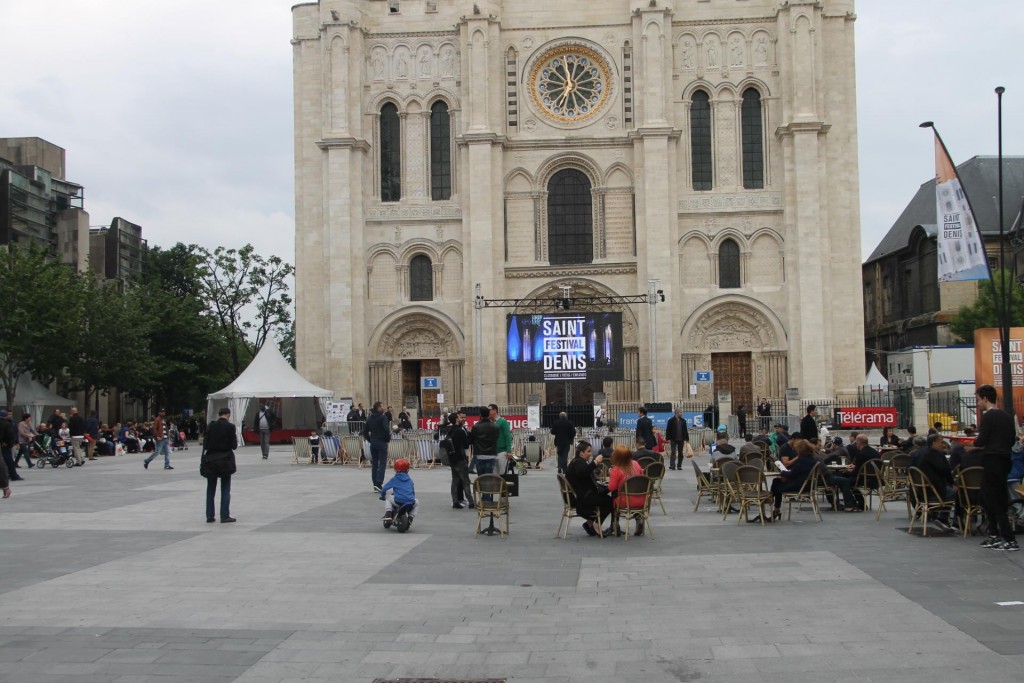 Place de la basilique Saint-Denis / © Un commerçant de la place