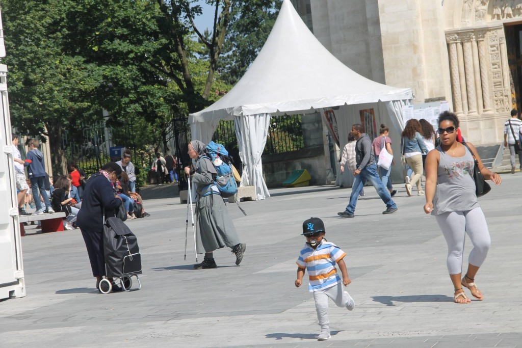 Place de la basilique Saint-Denis / © Un commerçant de la place