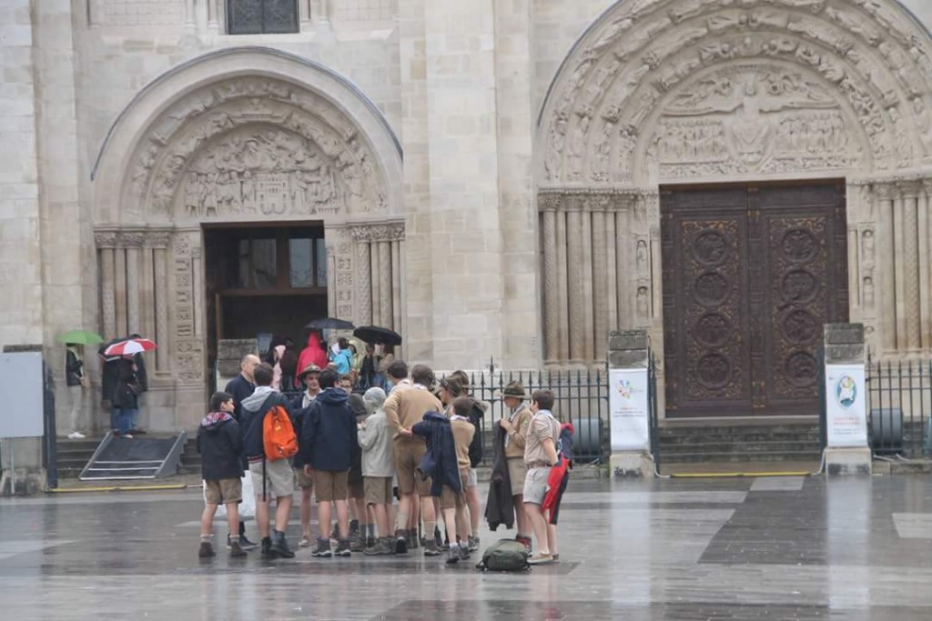 Place de la basilique Saint-Denis / © Un commerçant de la place