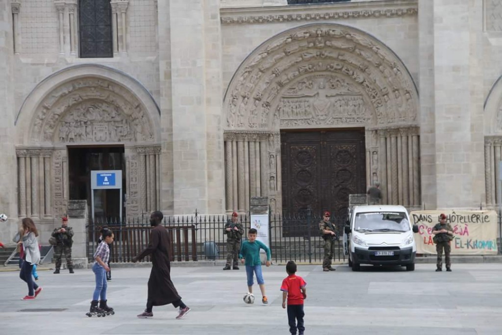 Place de la basilique Saint-Denis / © Un commerçant de la place