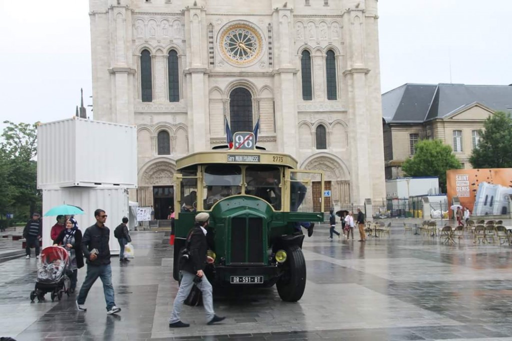 Place de la basilique Saint-Denis / © Un commerçant de la place