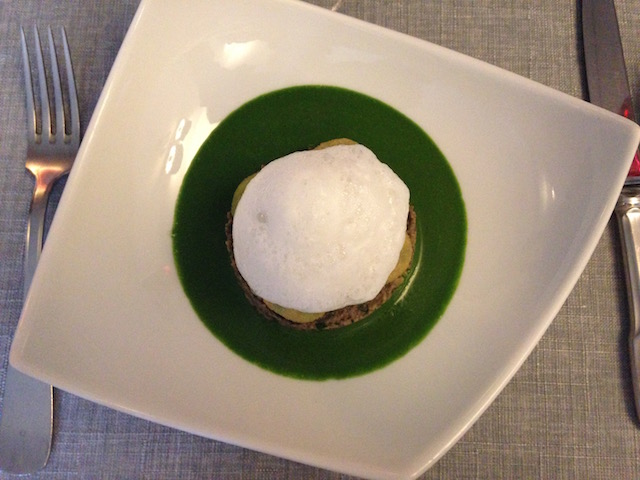 Les fameux escargots de la ferme de Fanon en cromesquis, étuvée de champignons de Paris, suc de persil, écume d’ail doux au restaurant le Clos de Chevreuse à Chevreuse / © Steve Stillman pour Enlarge your Paris