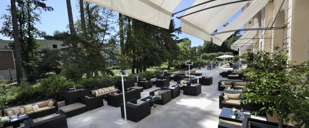 Terrasse du Bar Galerie du Trianon Palace à Versailles / © Trianon Palace