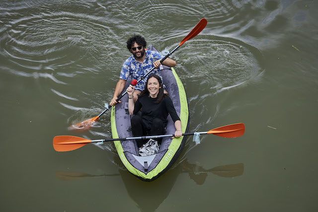 Wael Sghaier, auteur du documentaire "Mon incroyable 93", était le premier invité du podcast "En mouvement" lancé par In Seine-Saint-Denis avec aux manettes Delphine Thebault / © In Seine-Saint-Denis