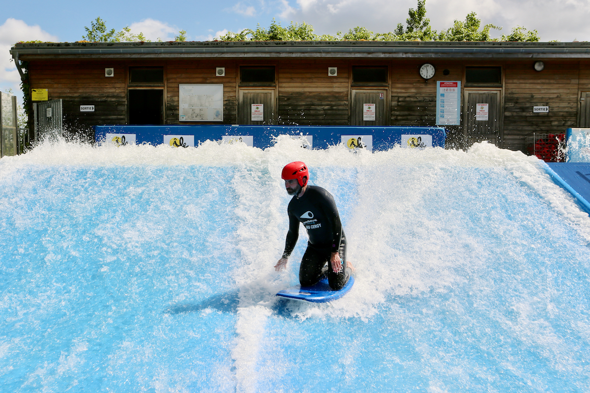 La vague à surf artificielle de Cergy, l'une des plus grandes en extérieur en Europe / © Mélanie Rostagnat pour Enlarge your Paris