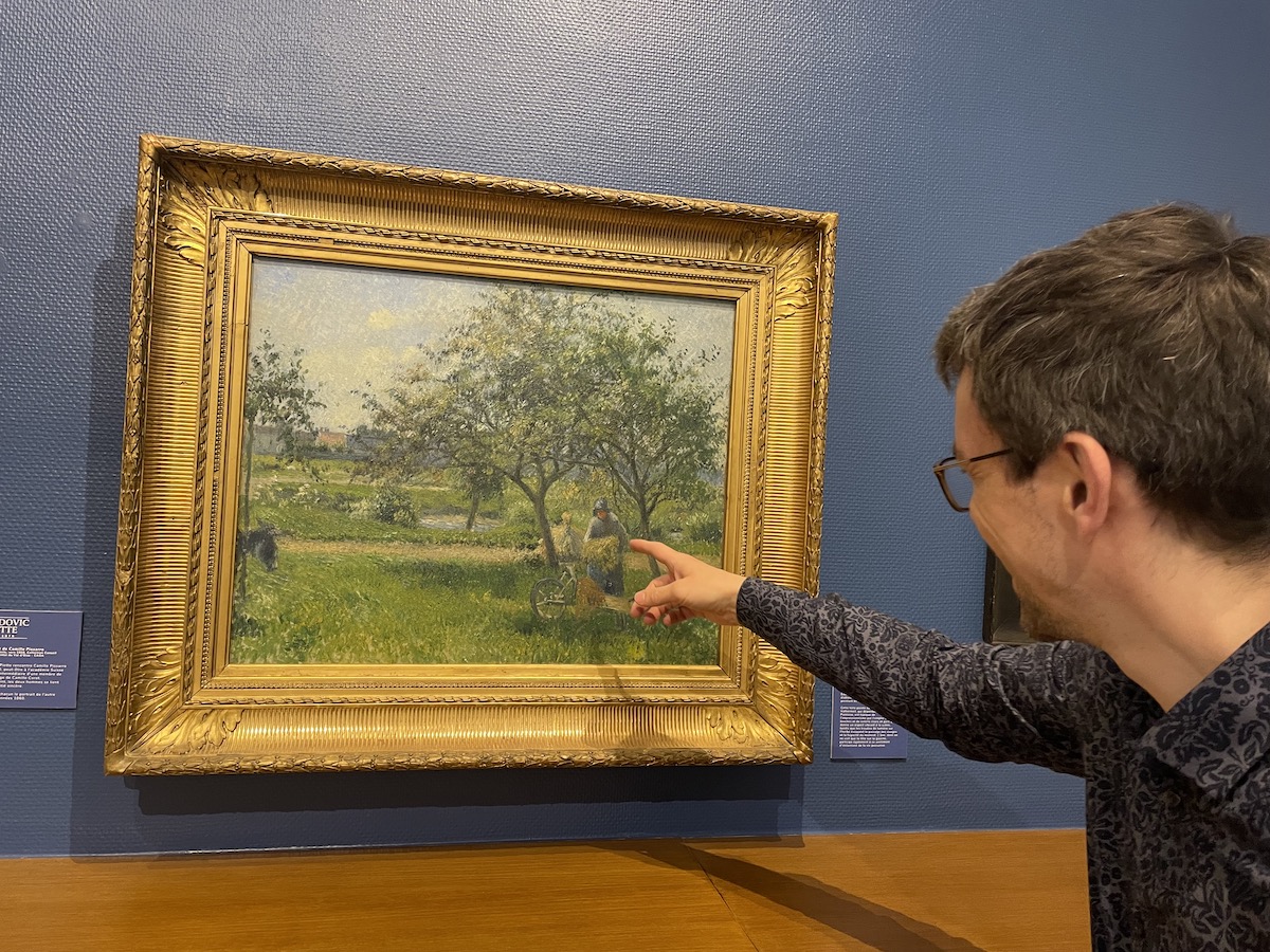 Vincent Pruchniki, conservateur du musée Pissarro, devant "La Brouette dans un verger, Le Valhermeil, Auvers-sur-Oise" de Camille Pissarro / © John Laurenson pour Enlarge your Paris