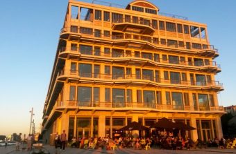 Les Magasins généraux, une cathédrale de béton pour célébrer le Dieu football à Pantin