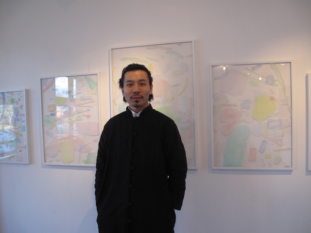 Bao Zhong Cui, commissaire de l'exposition Troposphère au 6b / © Mona Prudhomme