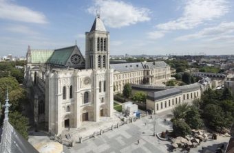 La flèche de la basilique Saint-Denis en plein dans le mille